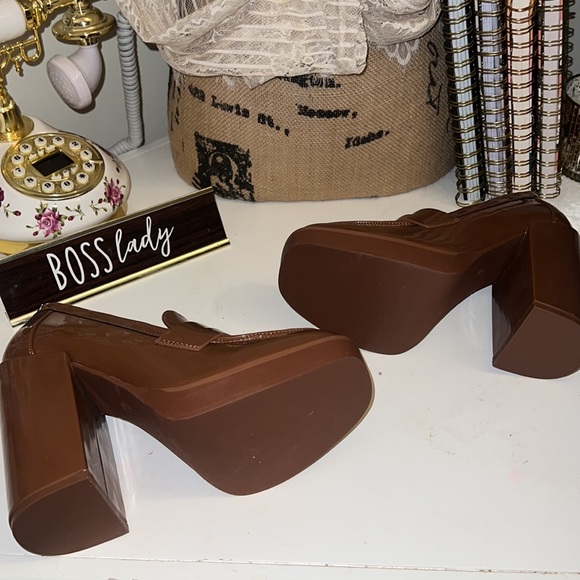 Brand new without box, patent leather platform loafers with block heel - Picture 4 of 4